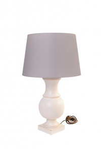 Tischleuchte aus Holz - runde, ballig gedrechselte Form mit grau/braunem Lampenschirm